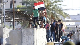 Demonstranti se v Bagdádu střetli s vojáky, platí zákaz vycházení.