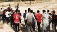 Iráčtí radikálové ze skupiny Islámský stát v Iráku a Levantě (ISIL) na svých internetových stránkách zveřejnili fotografie, které zřejmě ukazují masové zabíjení iráckých vojáků.