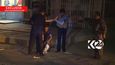 Policisté odstraňují pás s výbušným materiálem z těla 12letého chlapce.