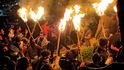 Pochod s loučemi na horu symbolizuje konec temných dob (město Akre v Iráckém Kurdistánu) Pochod s loučemi na horu symbolizuje konec temných dob (město Akre v Iráckém Kurdistánu)