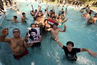 Demonstranti v Iráku vtrhli do sídla vlády: Party v bazénu, selfie v paláci a ostrá střelba