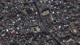 Mešita Nabí Djirdjís, situovaná ve východní části historického centra Mosulu. Opětovné srovnání stavu před demolicí (snímek WorldView-2 z 13. 11. 2013) a po destrukci (snímek GeoEye-1 ze 14. 8. 2014). Odstřel proběhl v červenci 2014, po předchozím pokusu mosulských obyvatel o zabránění odstřelu (chránili komplex vlastními těly).