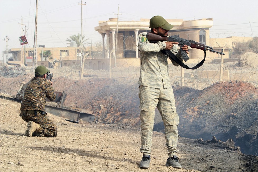 Americká a kurdská armáda osvobodila 70 rukojmích zajatých IS.