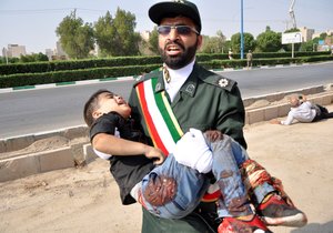 Při útoku neznámých ozbrojenců na vojenskou přehlídku ve městě Ahváz na jihozápadě Íránu zahynulo 11 příslušníků elitních revolučních gard