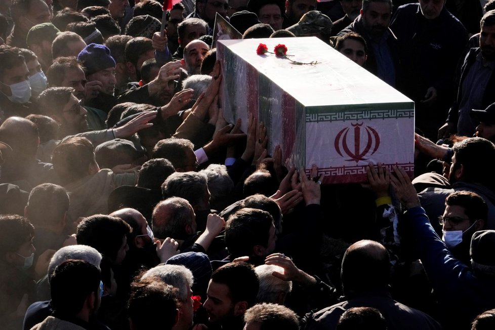 Lidé nesou rakev s vlajkou příslušníka íránských revolučních gard, který zahynul při leteckém útoku v Sýrii.