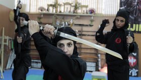 Íránky při tréninku Ninjutsu: Ninjové z nich nejsou jen díky černému oblečení, umí se i pořádně ohánět mečem