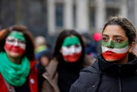 „Budou bez milosti stíhány!“ Ženám s odhalenými vlasy pohrozil šéf íránské justice