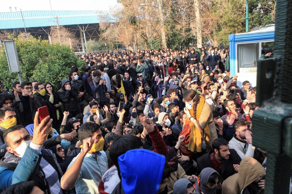 Pokračující protesty v Íránu si vyžádaly již deset obětí