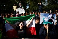 „Tohle přeci od svobody chcete.“ Íránská policie znásilňuje protestující. I děti