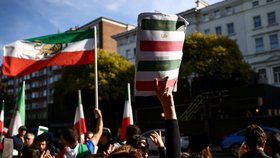 Íránci i další protestovali v Londýně proti útlaku režimu ájatolláhů.