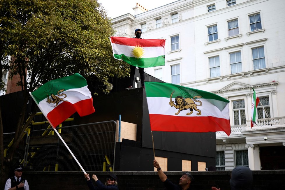 Protesty za lidská práva u íránských diplomatických úřadů v Londýně (9. 10. 2022).