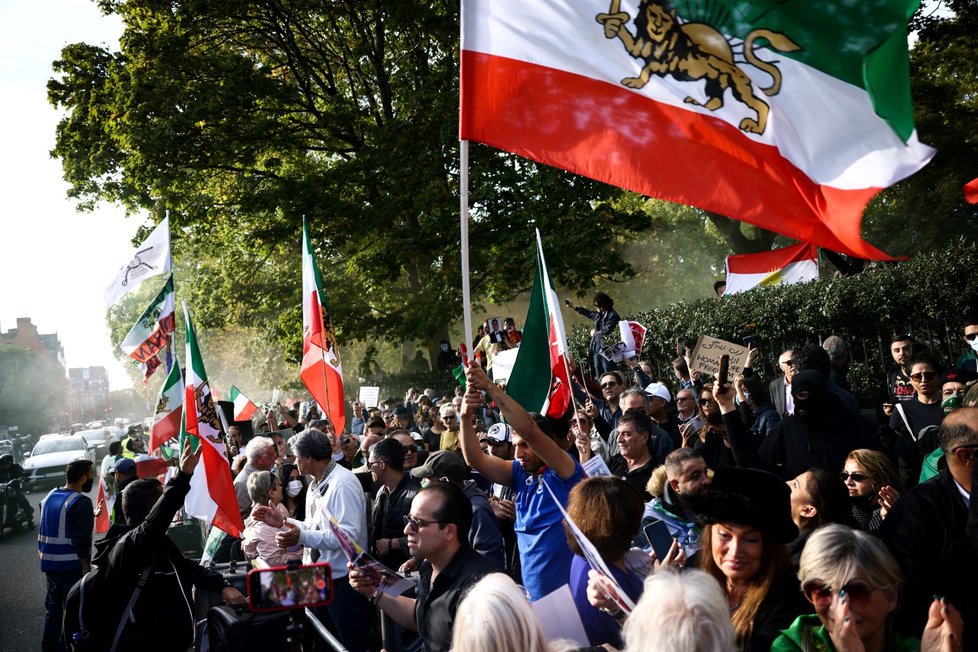 Íránci i další protestovali v Londýně proti útlaku režimu ájatolláhů.