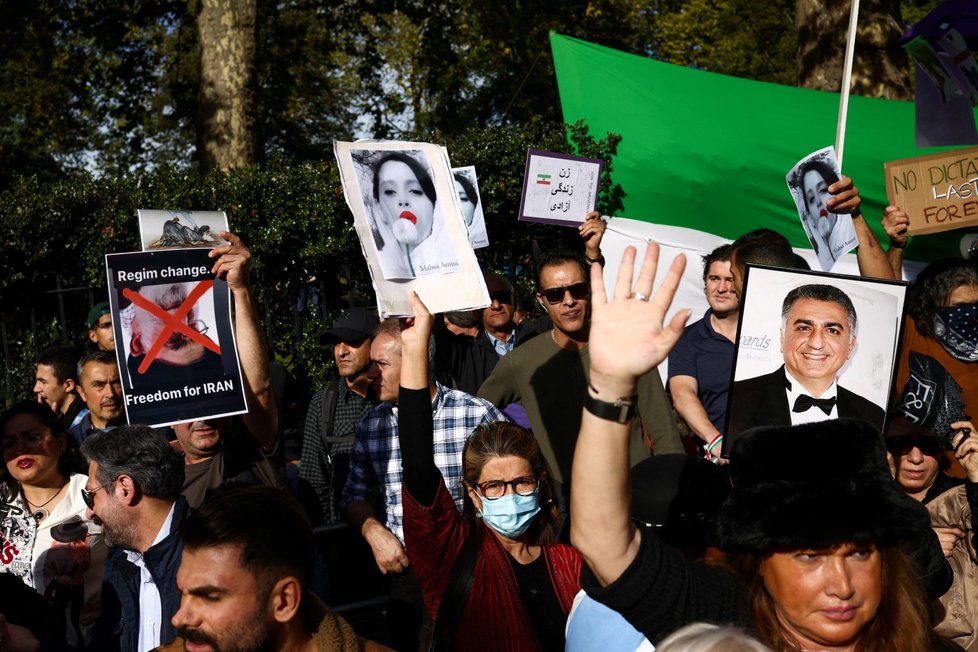 Protesty za lidská práva u íránských diplomatických úřadů v Londýně (9. 10. 2022).