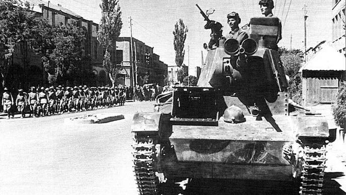 Sovětští tankisté v Íránském Tabrízu