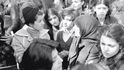 Íránky demonstrují v březnu 1979 proti zákonu, který jim nařídil zahalování na veřejnosti.