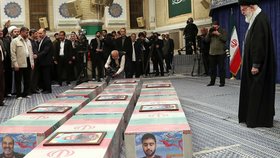 Teherán: Íránské protesty a pohřby obětí po útoku na konzulát Íránu v Damašku (duben 2024)