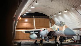 Stíhačky F-15 Obranných sil Izraele sestřelovaly íránské drony  (14. 4. 2024).