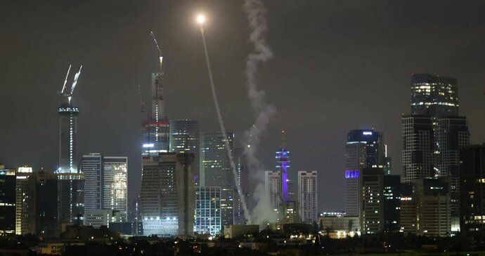 Izraelský protiraketový systém Iron Dome likviduje íránské střely nad Tel Avivem (28. 2. 2026).