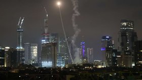 Izraelský protiraketový systém Iron Dome likviduje íránské střely nad Tel Avivem (28. 2. 2026).