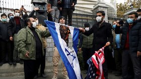 Protestující viní ze zabití Fachrízádeha Izrael a Ameriku.