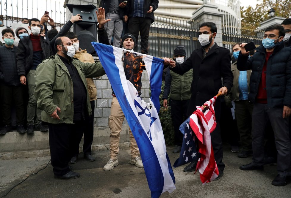 Protestující viní ze zabití Fachrízádeha Izrael a Ameriku.