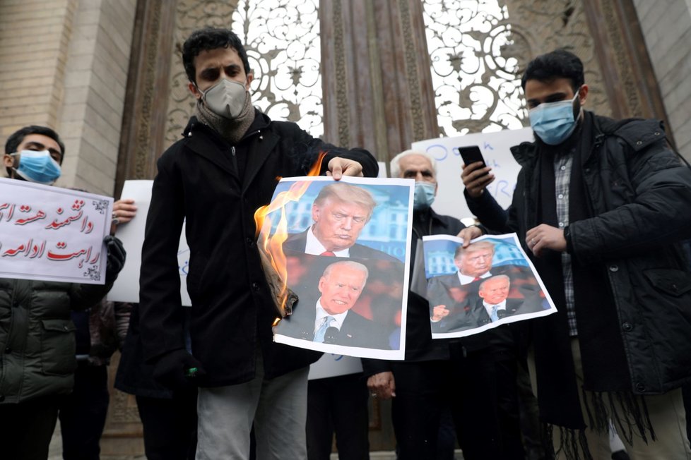 Protestující viní ze zabití Fachrízádeha Izrael a Ameriku.