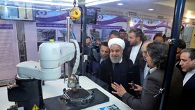 Íránský prezident Ruhání naslouchá vědci seznamujícího ho s rozvojem jaderného programu země (duben 2018)