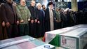Íránský nejvyšší duchovní ajatolláh Alí Chameneí truchlí nad rakví zabitého generála Kásema Solejmáního (6.1.2020)