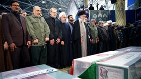 Íránský nejvyšší duchovní ajatolláh Alí Chameneí truchlí nad rakví zabitého generála Kásema Solejmáního (6. 1. 2020).