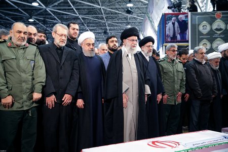 Íránský nejvyšší duchovní ajatolláh Alí Chameneí truchlí nad rakví zabitého generála Kásema Solejmáního. (6.1.2020)