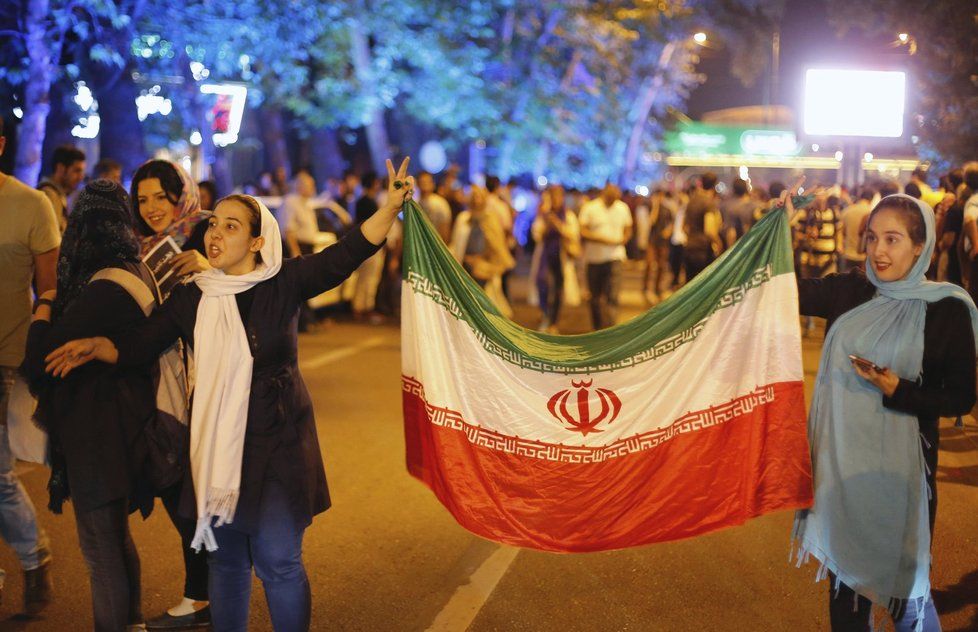 Lidé v ulicích Teheránu oslavovali historickou dohodu.
