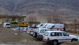 Dopravní letadlo se zřítilo v íránských horách. Neštěstí nepřežilo 65 lidí