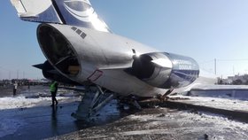Íránskému letadlu upadl podvozek kvůli prudkému přistání, stroj zastavil až na ulici města