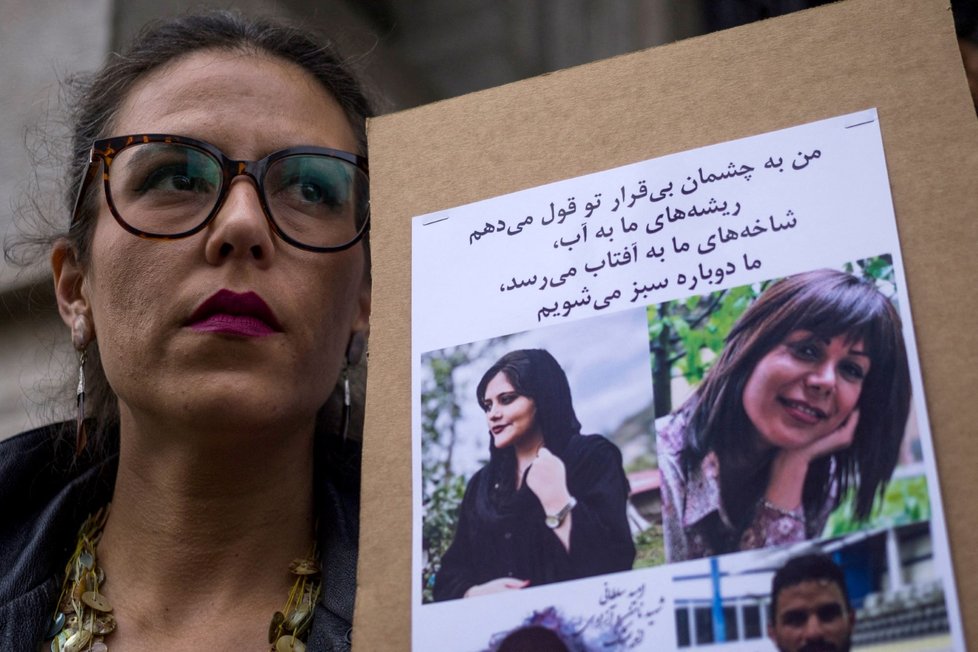 Protesty proti smrti mladé Íránky v Chile. (24.9.2022)