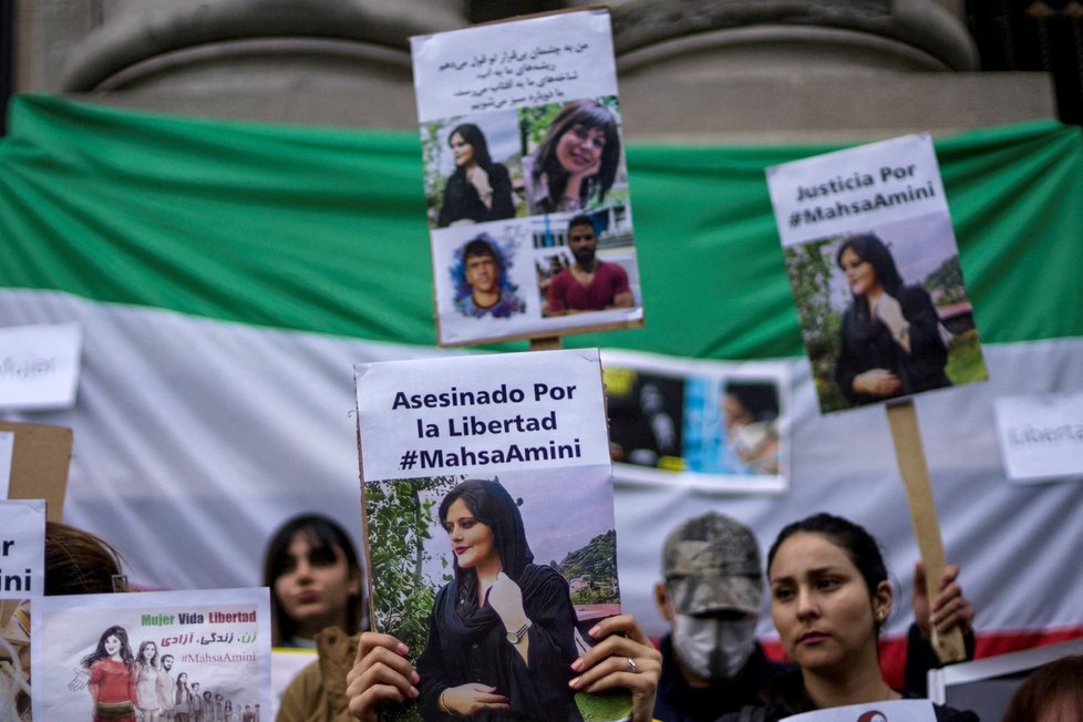 Protesty proti smrti mladé Íránky v Chile. (24.9.2022)