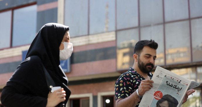 Mahsá Amíníová byla zadržena v Teheránu kvůli nedodržení pravidla o nošení hidžábu. O tři dny později zemřela.