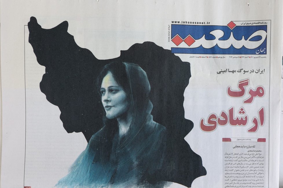 Mahsá Amíníová byla zadržena v Teheránu kvůli nedodržení pravidla o nošení hidžábu. O tři dny později zemřela.