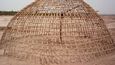 Tradiční přístřešek v poušti – přenosnou kupoli z palmového dřeva kryjí listy datlovníku. Podobné stavby vztyčovali pastevci v okolí Šáhdádu zřejmě už ve starověku.