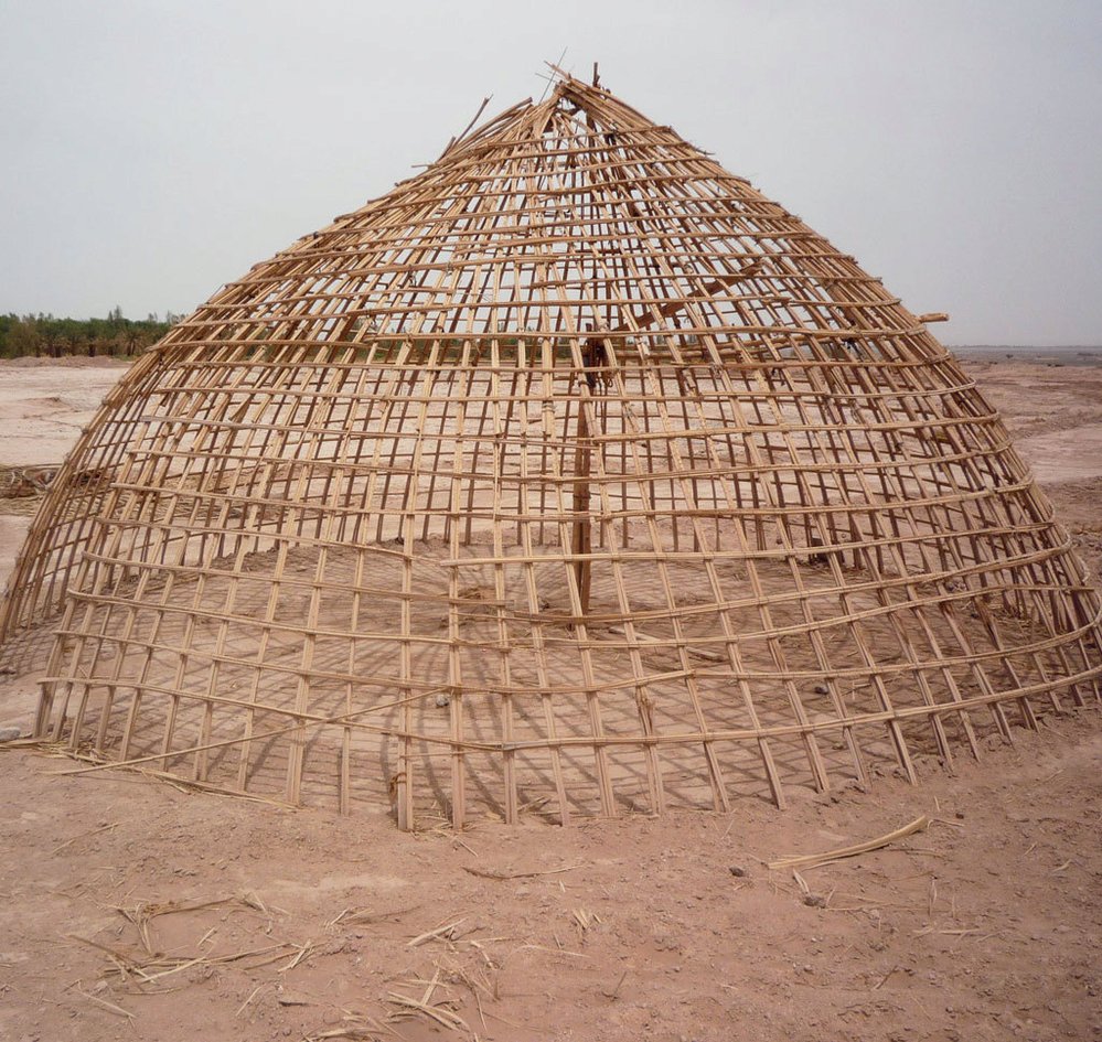 Tradiční přístřešek v poušti – přenosnou kupoli z palmového dřeva kryjí listy datlovníku. Podobné stavby vztyčovali pastevci v okolí Šáhdádu zřejmě už ve starověku.