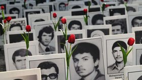 Tyhle všechny popravil Írán... Protest proti trestu smrti v Paříži (11. 10. 2025)