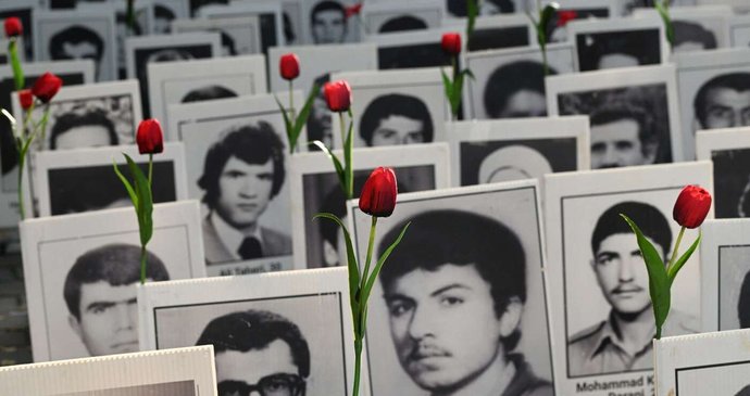 Tyhle všechny popravil Írán... Protest proti trestu smrti v Paříži (11. 10. 2025)