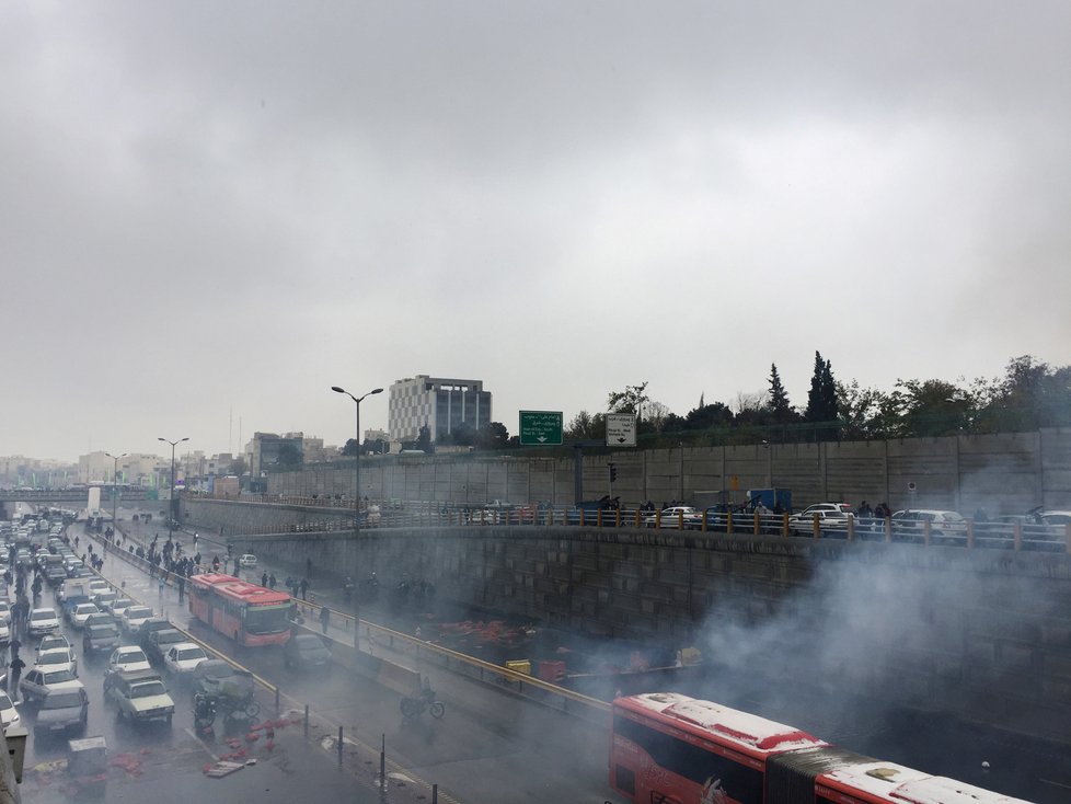 V Íránu probíhají demonstrace kvůli zdražení benzínu. Jeho cenu navýšili o 50 procent.