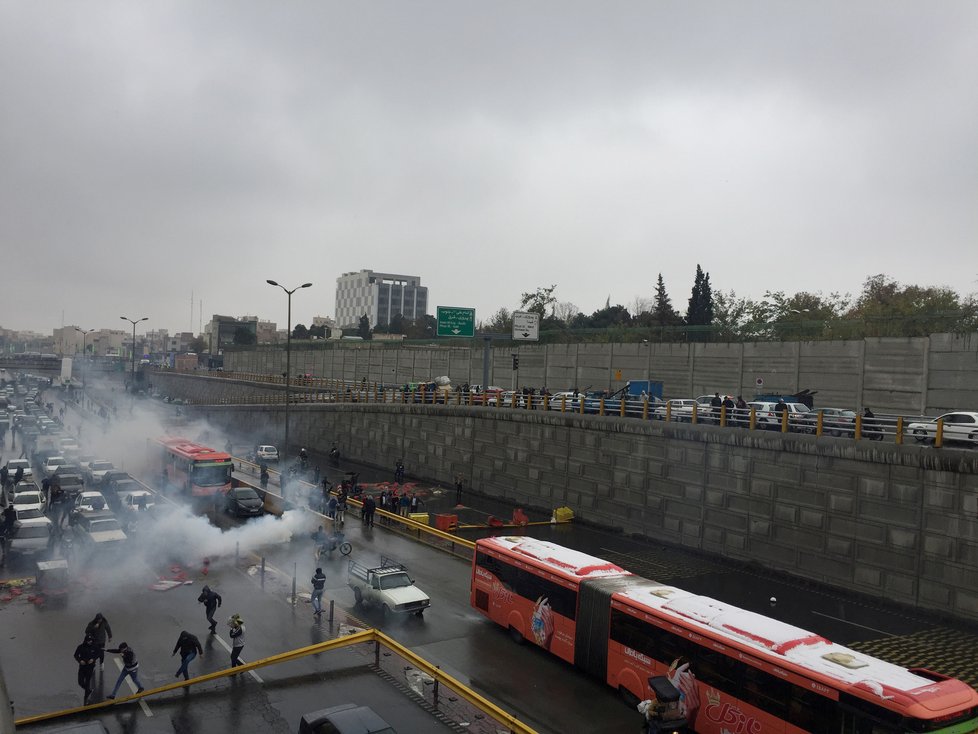 V Íránu probíhají demonstrace kvůli zdražení benzínu. Jeho cenu navýšili o 50 procent.