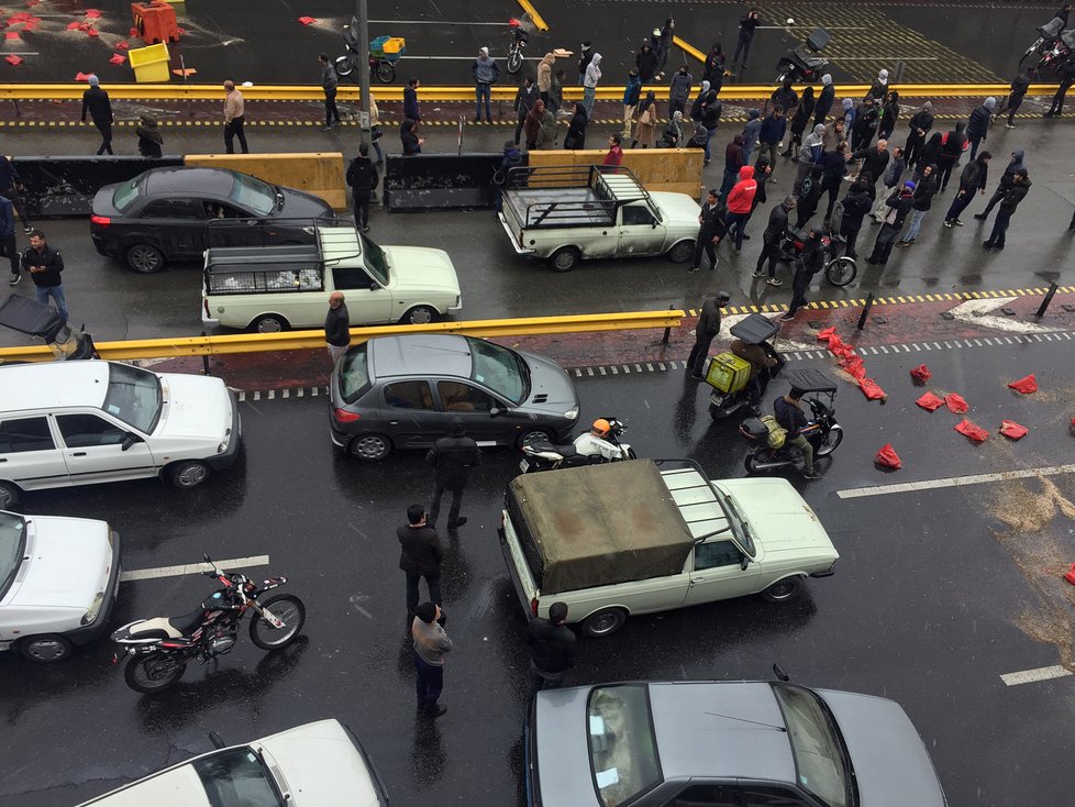 V Íránu probíhají demonstrace kvůli zdražení benzínu. Jeho cenu navýšili o 50 procent.