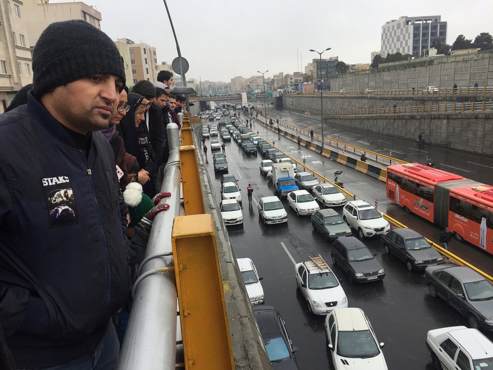 V Íránu probíhají demonstrace kvůli zdražení benzínu. Jeho cenu navýšili o 50 procent.