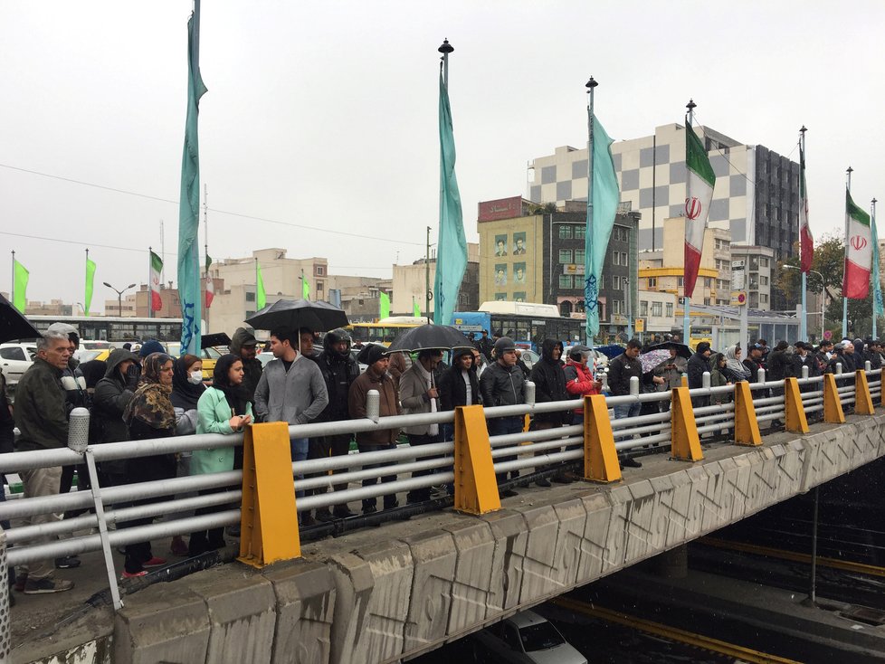 V Íránu probíhají demonstrace kvůli zdražení benzínu. Jeho cenu navýšili o 50 procent.
