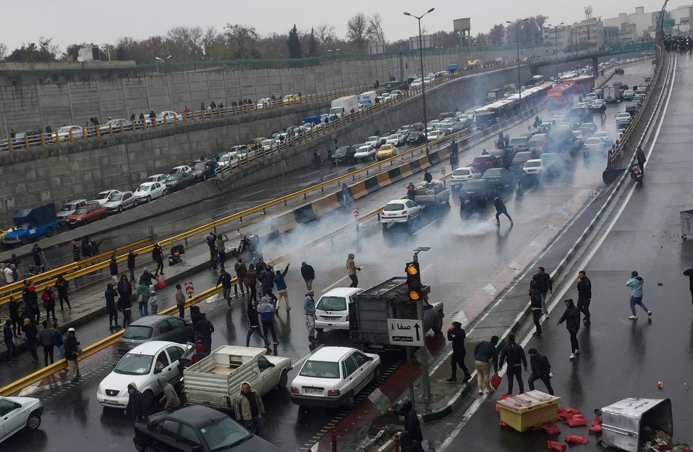 V Íránu probíhají demonstrace kvůli zdražení benzínu. Jeho cenu navýšili o 50 procent.