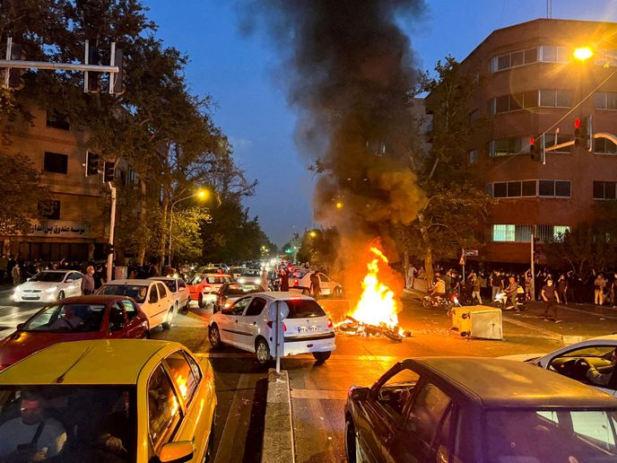 V polovině září propukly v Íránu protesty, které byly reakcí na smrt Mahsy Amíníové. Ta zemřela po zatčení mravnostní policií, když neměla na veřejnosti zakryté vlasy a dekolt. Úřady tvrdí, že žena dostala infarkt, podle její rodiny zemřela kvůli policejní brutalitě. Protesty proti režimu a za práva žen s přestávkami stále trvají, přenášejí se i do zahraničních zemí s většími íránskými diasporami. USA a Evropská unie na Írán kvůli brutálním zásahům proti demonstrantům uvalily sankce.