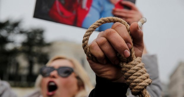 Dohra protestů v Íránu: Nejméně stovce zadržených demonstrantů hrozí trest smrti