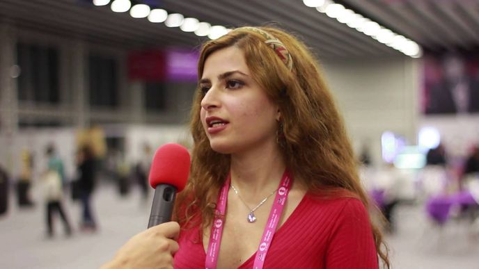 Íránská šachistka Dorsa Derakhshani odmítá hrát v hidžábu.
